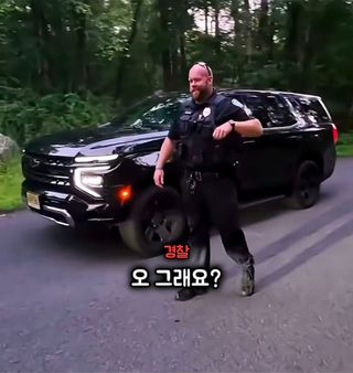 유머)싱글벙글 자동차 영상 촬영중에 나타난 경찰 