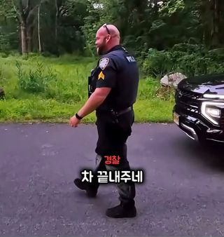 유머)싱글벙글 자동차 영상 촬영중에 나타난 경찰 