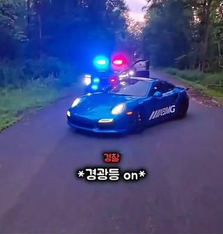 유머)싱글벙글 자동차 영상 촬영중에 나타난 경찰 