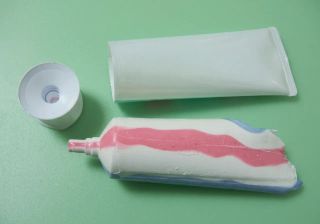 유머)치약통 속 치약은 어떤 모습일까?