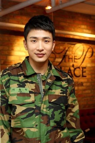푸른거탑 이용주 배우님 별세하셨다고 함