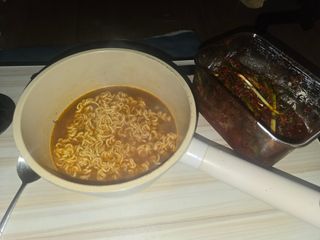 야심한 새벽 라면 한그릇