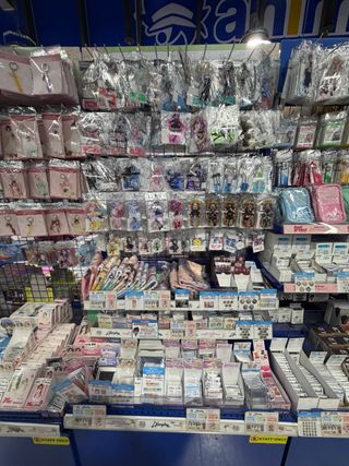 홍대 애니메이트 한 굿즈 구역 전체를 방도리가 차지하네